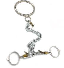 Metāla verdzība ar važām uz kakla, plaukstu locītavām